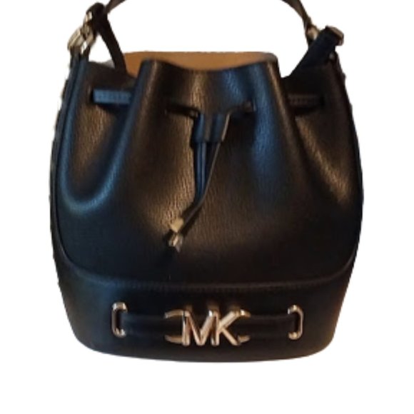 Michael Kors Handbags - Michael Kors black leather bucket bag with crossbody strap